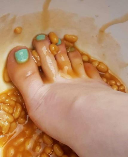 Princes24377546's tweet photo. Toe beans? >.<

#feet #feetandfood #feetoftwitter👣 #toesandfood #bluepedi #feetkink #footfetish #beans #toebeans https://t.co/qvb0vaKmVq