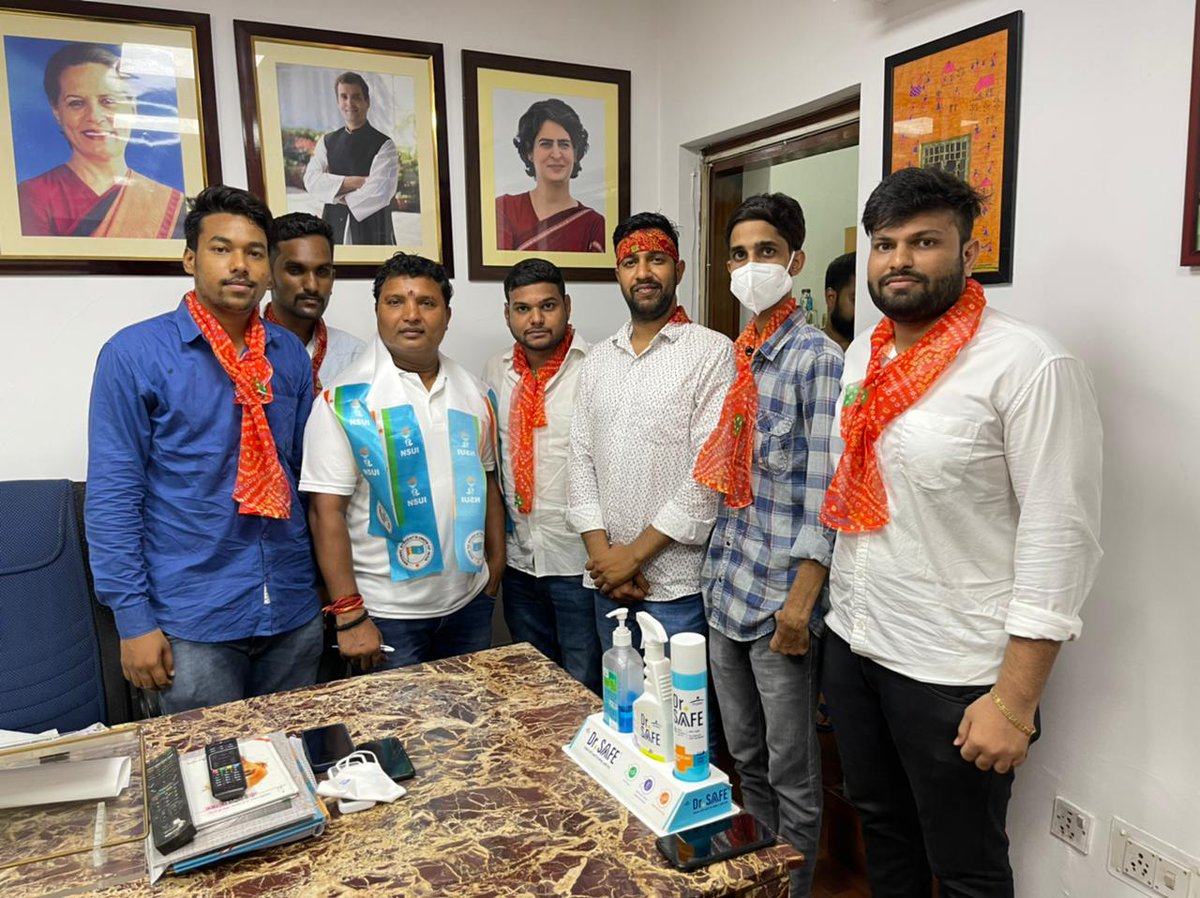Bhupendransui1's tweet photo. यूथ कांग्रेस कार्यालय दिल्ली में यूथ कांग्रेस राष्ट्रीय अध्यक्ष श्री @srinivasiyc जी ,nsui राष्ट्रीय अध्यक्ष श्री @Neerajkundan जी, प्रदेशाध्यक्ष श्री @withabhinsui जी , nsui प्रवक्ता श्री @ramesh_nsui जी से दिल्ली में मुलाकात की।
#iyc
#NSUI
#antistudentmodigovt https://t.co/qU2lxLGDjA