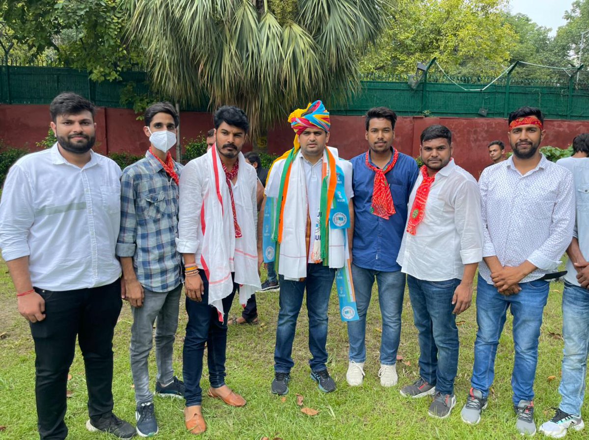 Bhupendransui1's tweet photo. यूथ कांग्रेस कार्यालय दिल्ली में यूथ कांग्रेस राष्ट्रीय अध्यक्ष श्री @srinivasiyc जी ,nsui राष्ट्रीय अध्यक्ष श्री @Neerajkundan जी, प्रदेशाध्यक्ष श्री @withabhinsui जी , nsui प्रवक्ता श्री @ramesh_nsui जी से दिल्ली में मुलाकात की।
#iyc
#NSUI
#antistudentmodigovt https://t.co/qU2lxLGDjA