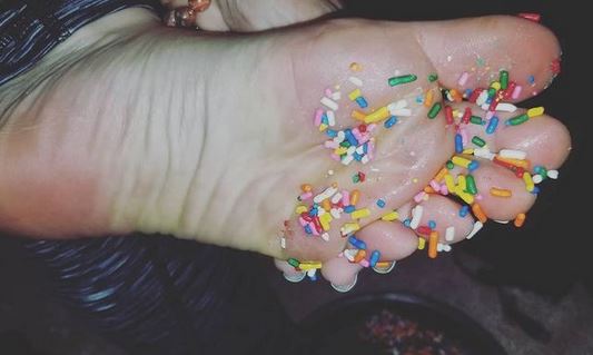 Princes24377546's tweet photo. Sugar don't bite
Just sprinkle it on me
Do what ya' can, oh (do what ya can) (to me)
Do what ya' can to me

#feetoftwitter👣 #feet #footart #feetandfood #sprinkletoes #sprinkles #jimmies #footkink #footfetish #wrinklysoles https://t.co/NnJk5ziUxF