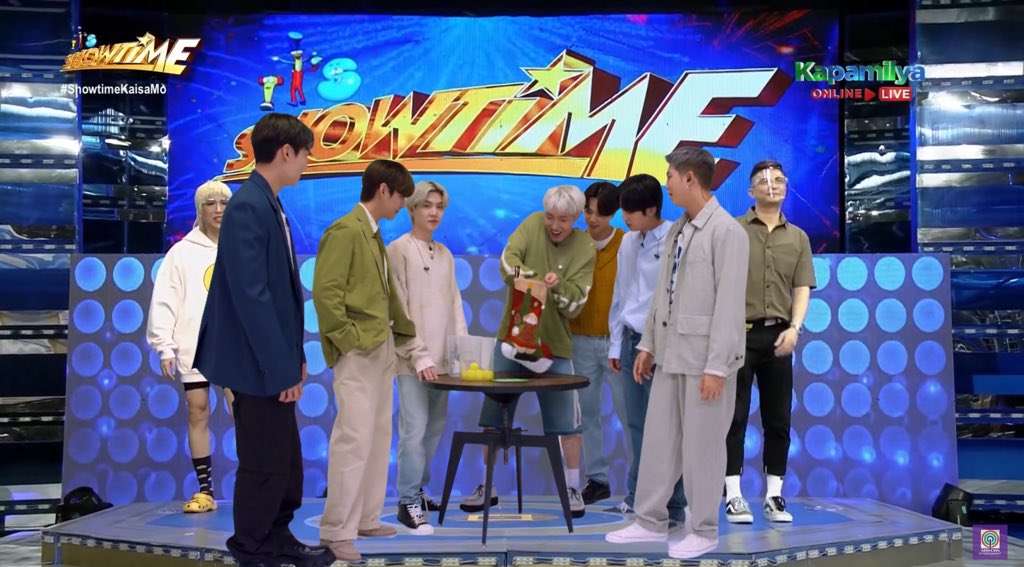 uarmybrry's tweet photo. nasa showtime na pala ang bts https://t.co/5Wcrtbdhqx