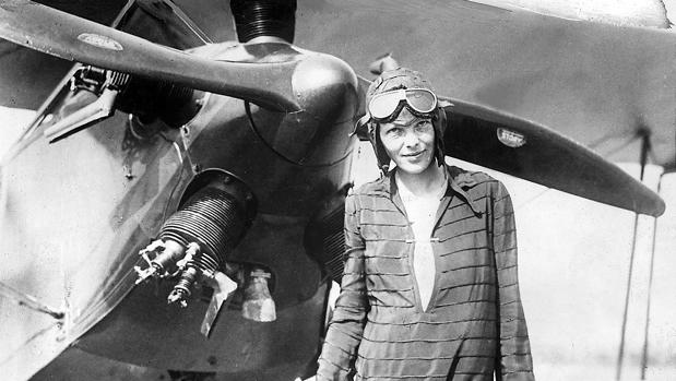 #SabiesQue #AmeliaEarhart (24/7/1897-2/7/1937) fou una aviadora que va aconseguir ser la 1a dona en creuar l'Atlàntic en solitari. Obertament feminista va obrir l'escola "Ninety Nine’s" per a dones pilot. El seu avió va desaparèixer quan intentava fer la volta al món