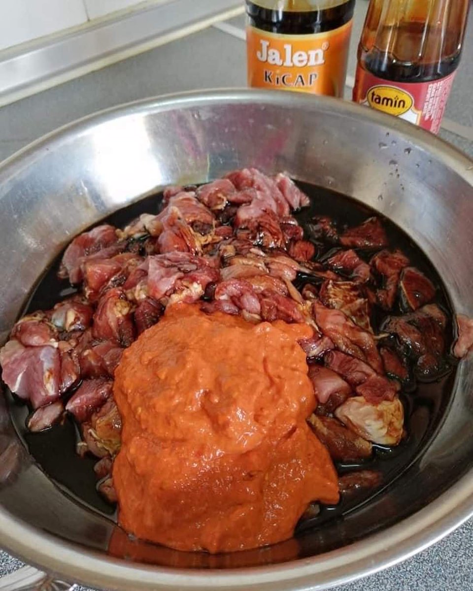 DailyMakan's tweet photo. Resipi Daging Masak Hitam Ala Kenduri😋

Bahan-bahan:
Daging 2 kilo
Kicap manis &amp; kicap pekat
cili kering 20 tangkai(kisar)

bawang besar 2 biji*
bawang putih 10 ulas*
halia 5-6 hiris*
Kisar bahan bertanda* berasingan

serai 2 batang**
buah keras 5 biji** https://t.co/ZkpER5jBKh
