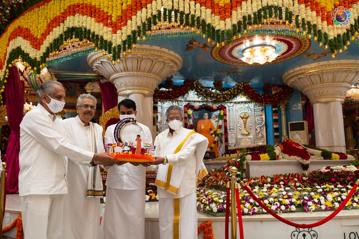 SSSGC_Official's tweet photo. Sairam and Greetings from Prasanthi Nilayam!
On the auspicious occasion of Holy Guru Poornima, The Sri Sathya Sai Global Council is offered at the lotus feet of our dearest Bhagawan. You may view the video here :
https://t.co/jEJ4kJF6yf https://t.co/dptdLNemcb