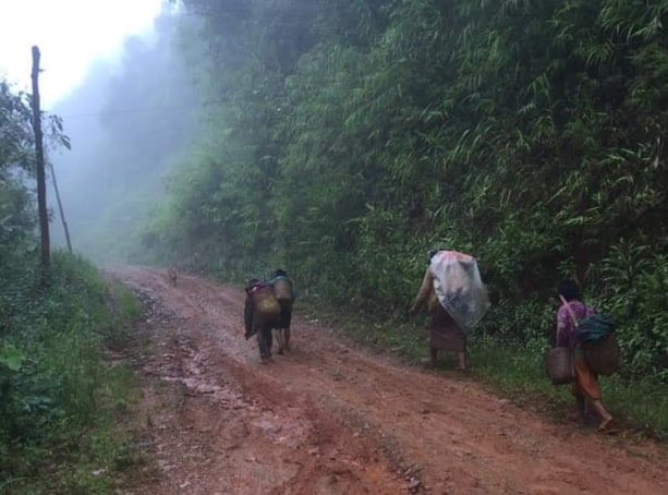 #July24Coup Mindat

SAC JUNTA HAS RESUMED VIOLENCE AFTER TEMPORARY CEASEFIRE ENDS

No new ceasefire agreed. Villagers are fleeing to the mountains. Chinland Defence Force report that SAC entered  Shwe Twin Tuu on 21st July. #WhatsHappeningInMyanmar 
Pic 👇Khit Thit