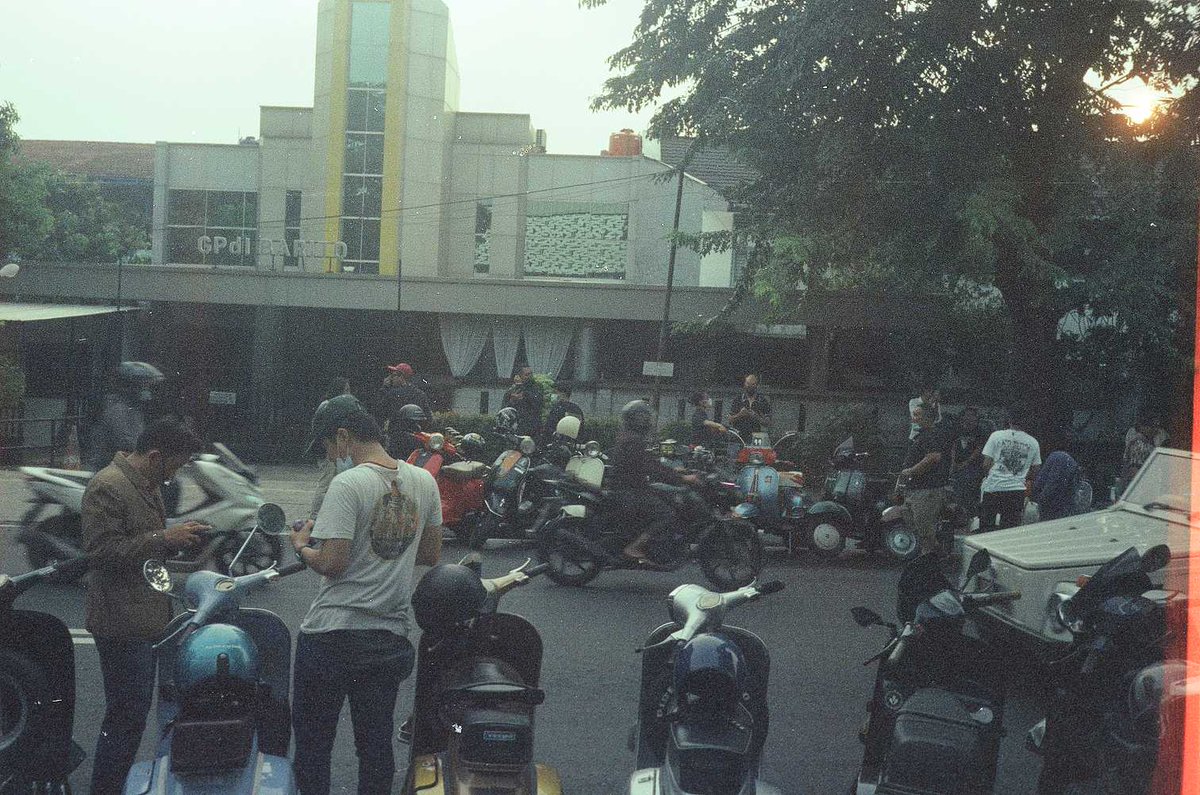 underexpressure's tweet photo. Event musik &amp; scooter yang di adakan tiap tahun #LEBARIDE yang kali ini 2021 diselenggarakan oleh #JAKARTASOULANDREGGAE bertempat di #DAISPACECOFFEE Taman Barito Jakarta selatan.

📸: FUJI DI-8
🎞️: AnakAnalog asa 200
📸: Daniel Skins

#JAKARTASKINHEAD #LEBARIDE #TAMANBARITO https://t.co/HXWOirdF9x