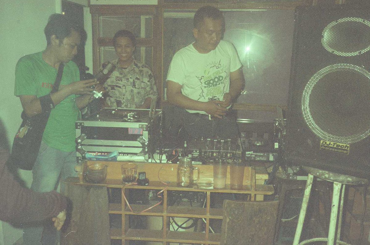 underexpressure's tweet photo. Event musik &amp; scooter yang di adakan tiap tahun #LEBARIDE yang kali ini 2021 diselenggarakan oleh #JAKARTASOULANDREGGAE bertempat di #DAISPACECOFFEE Taman Barito Jakarta selatan.

📸: FUJI DI-8
🎞️: AnakAnalog asa 200
📸: Daniel Skins

#JAKARTASKINHEAD #LEBARIDE #TAMANBARITO https://t.co/5HxnWMqUkf