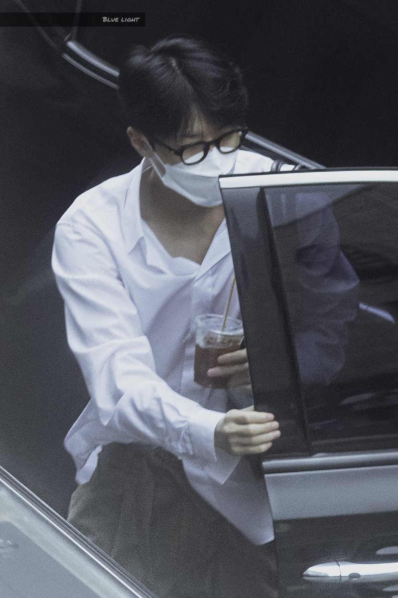 รุ่นพี่ถาปัตมาพรีเซนต์งานที่มอคาบเช้า ไม่รู้เมื่อคืนพี่แกได้นอนป่ะนะ