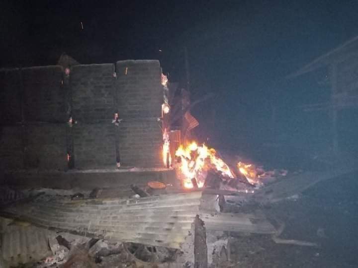 HninnWai29's tweet photo. In SaphoGyi Village,
Kani township Military council troops stormed the village and set it on fire.Phones and money were also stolen.A pregnant woman touches her leg.
FREE OUR PRISONERS
#ICRC_SaveMyanmarPrisoners #WhatsHappeningInMyanmar 
#July24Coup https://t.co/XatblhX0PU