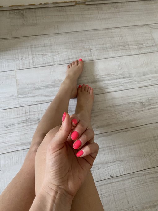 Pour mes f&eacute;tichistes des pieds 👣  si vous d&eacute;sirez du contenu priv&eacute; sachez que je suis ouverte aux propositions<a href="/tag/footfetish"class="tags"><span>#footfetish</span></a><a href="/tag/pieds"class="tags"><span>#pieds</span></a><a href="/tag/feetcontent"class="tags"><span>#feetcontent</span></a><a href="/tag/petitspieds"class="tags"><span>#petitspieds</span></a>