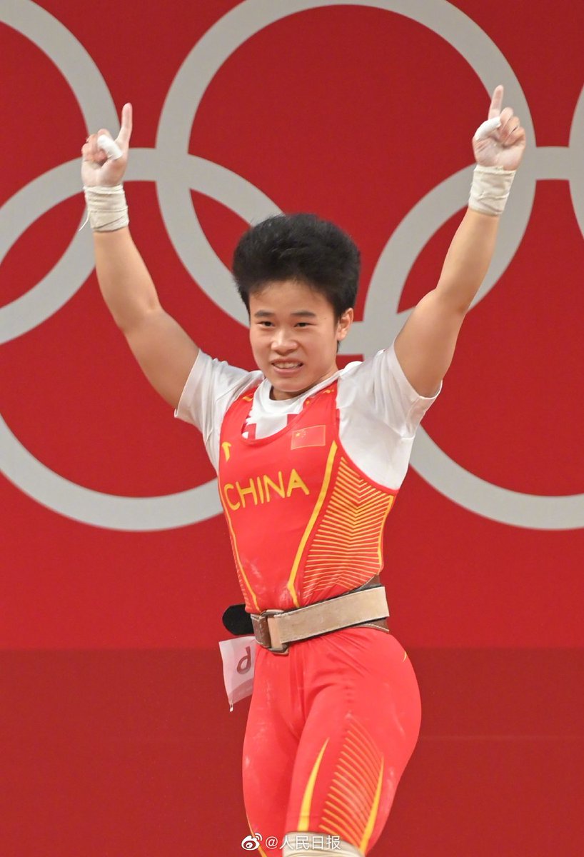 PDChina's tweet photo. #TeamChina🇨🇳 claims second gold: Hou Zhihui won the women’s 49 kg weightlifting champion in the #TokyoOlympics, with a snatch of 94 kg and a clean and jerk of 116 kg. https://t.co/gf00MUj1DA
