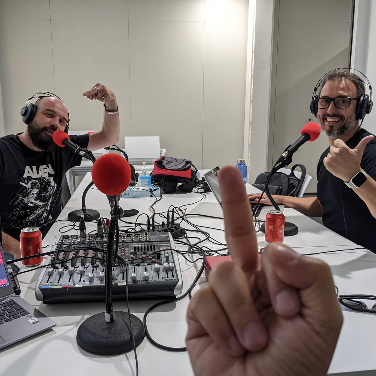 buenosfeosmalos's tweet photo. ¿Estáis ya de vacaciones? Porque nosotros no. #BFYM #podcast https://t.co/bwLq9Qgnhj