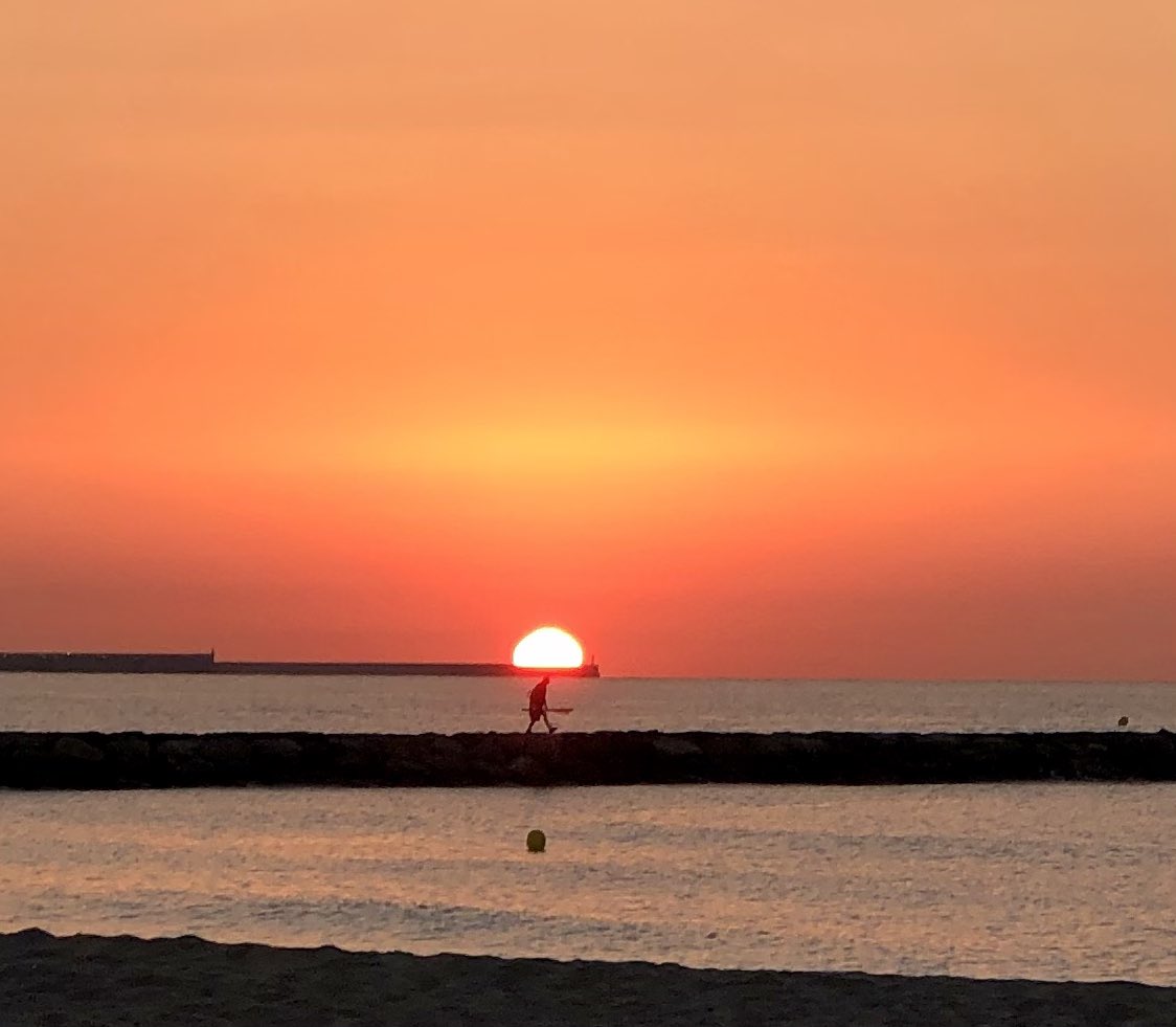 Rare dag vandaag. Precies een jaar geleden, 24 juli 2020, kreeg ik te horen dat ik ongeneeslijke, uitgezaaide kanker heb. Maar vanochtend begon de dag toch weer heel prachtig voor me. #PuçolPlaya