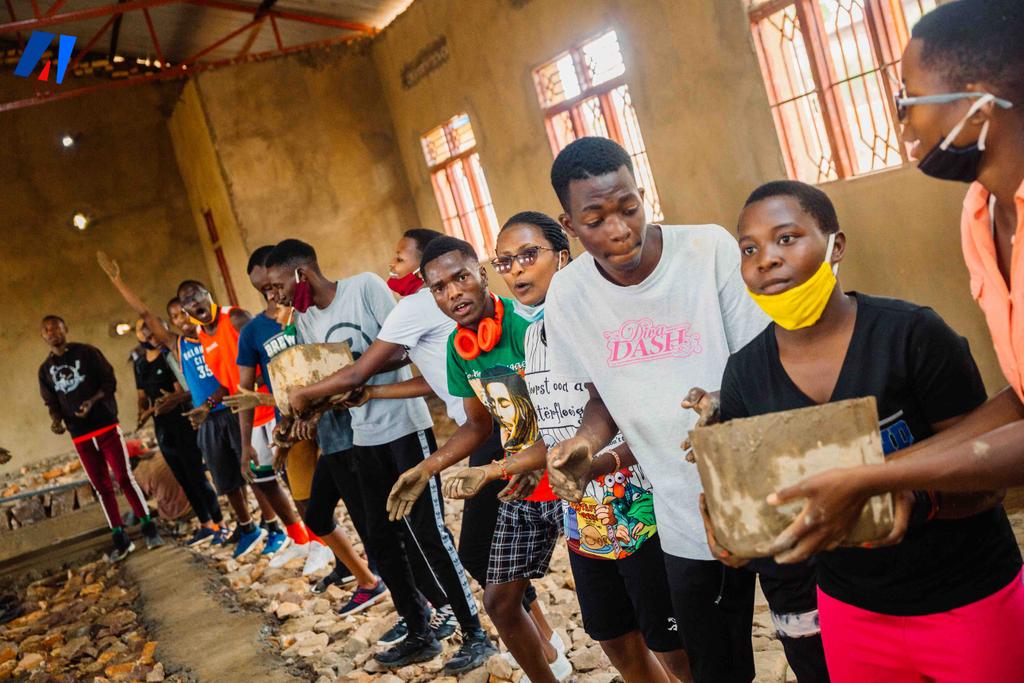 akezanet's tweet photo. Ils ont également apporté un coup de main à la population de @KirundoProvince dans les travaux de construction du centre de lecture et d’animation culturelle CLAC Kirundo. 

#lesbeautesdecheznous 
#akezanet 
#SOS 
#Burundi https://t.co/5o23A34vtn