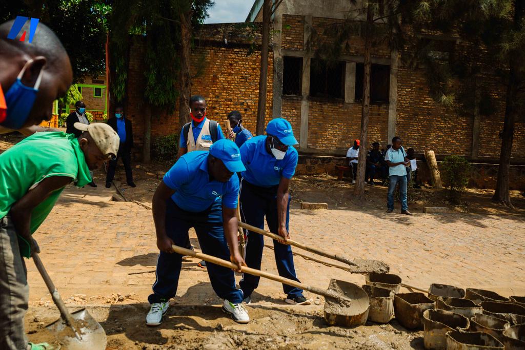 akezanet's tweet photo. Ils ont également apporté un coup de main à la population de @KirundoProvince dans les travaux de construction du centre de lecture et d’animation culturelle CLAC Kirundo. 

#lesbeautesdecheznous 
#akezanet 
#SOS 
#Burundi https://t.co/5o23A34vtn