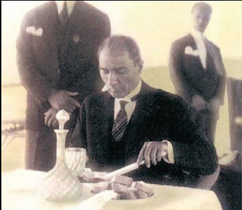 Pilavı eliyle yiyen bir millete aşık olanlara, bu zarafet fazla gelir elbette..!

#BatmayanGüneşimATATÜRK