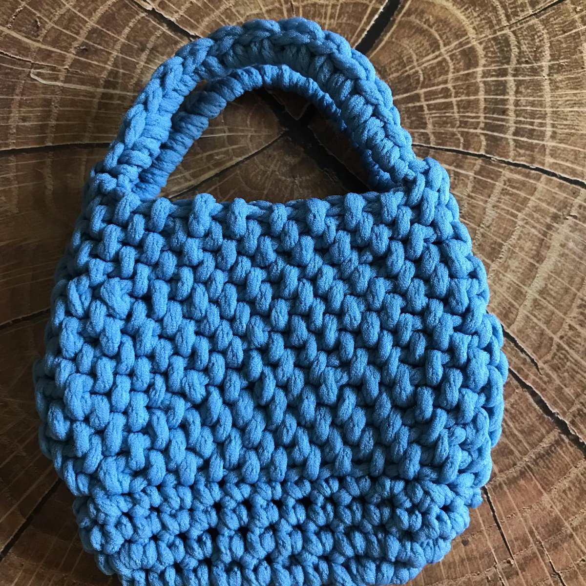 羊毛フェルト ポエジア 変わった編地を見かけたのでやってみました 編み図なし いきあたりばったりでミニバッグ作りました アフガン編みの一種のようです ダブルフックかぎ針を使います 目の減らし方など構造を少し勉強しないと好きな形にできません