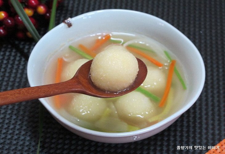 translatingTXT's tweet photo. one of huening kai’s recent nicknames is ‘옹심이/ongshimi’ which is a type of dough soup. he got this nickname because he resembles the squishy dough balls in the dish! moas even told him about this nickname during recent fansigns and he said he found it really cute

@TXT_members https://t.co/9S9JPXVPMu
