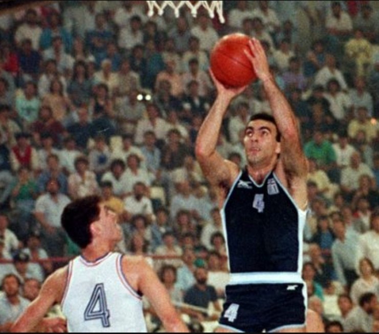 Τα φετινά μου γενέθλια είναι ξεχωριστά, καθώς συνδυάζουν τα δύο νούμερα με τα οποία αγωνιζόμουν, το 6 του Άρη και το 4 της Εθνικής. Ξεχωριστή είναι και η θέση που έχει στην καρδιά μου ο κόσμος που όλα αυτά τα χρόνια μου δίνει απλόχερα τις ευχές του. Αμέτρητα ευχαριστώ!