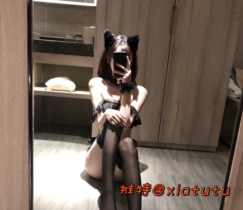 xiatutu's tweet photo. 周末了，和哥哥线下，在酒店穿着情趣等着哥哥过来 https://t.co/666bUwS1pf