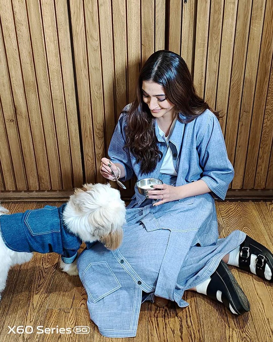 SonamKapoorCafe's tweet photo. [Instagram updates by @sonamakapoor] ::
I present to you all the newest member of the Kapoor family - Russell Crowe Kapoor.
Here's a glimpse of my happy moments with him shot on my #vivoX60Series

#FrameHappiness x @vivo_india #PhotographyRedefined https://t.co/IgaxrfAgU5