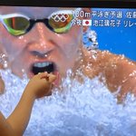 頑張っている選手にヨーグルトを!テレビに写る水泳選手にヨーグルトをあげる子どもたちw