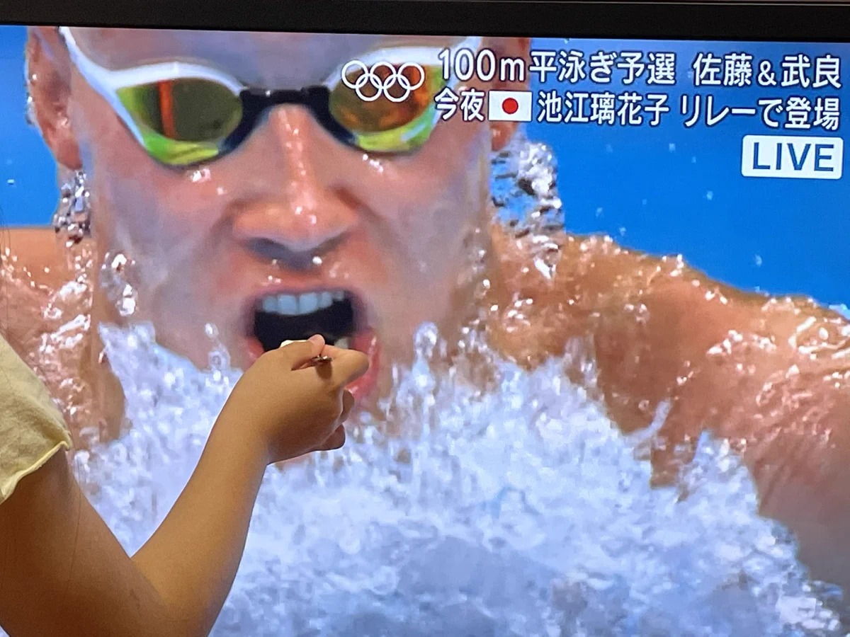 頑張っている選手にヨーグルトを！テレビに写る水泳選手にヨーグルトをあげる子どもたちw