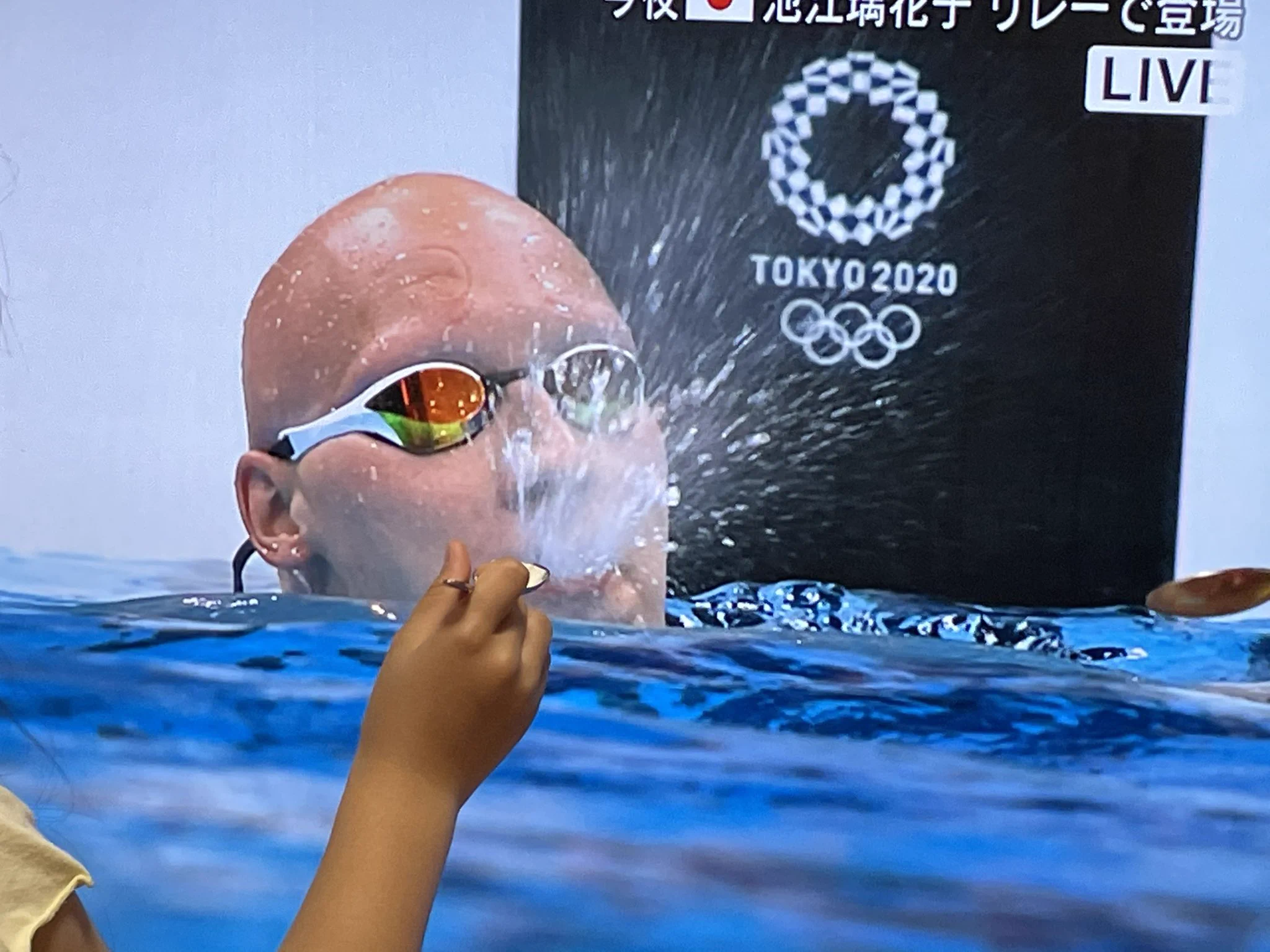 頑張っている選手にヨーグルトを！テレビに写る水泳選手にヨーグルトをあげる子どもたちw