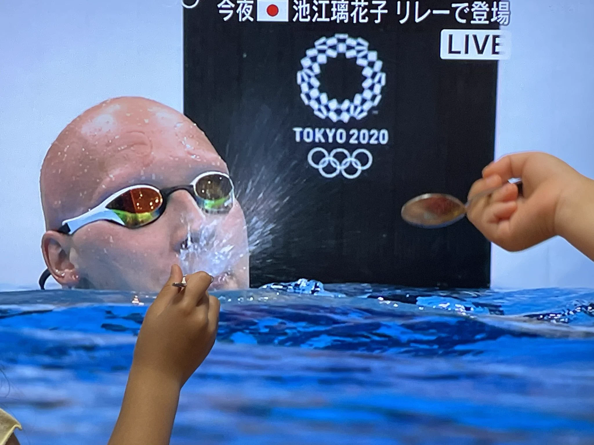 頑張っている選手にヨーグルトを！テレビに写る水泳選手にヨーグルトをあげる子どもたちw