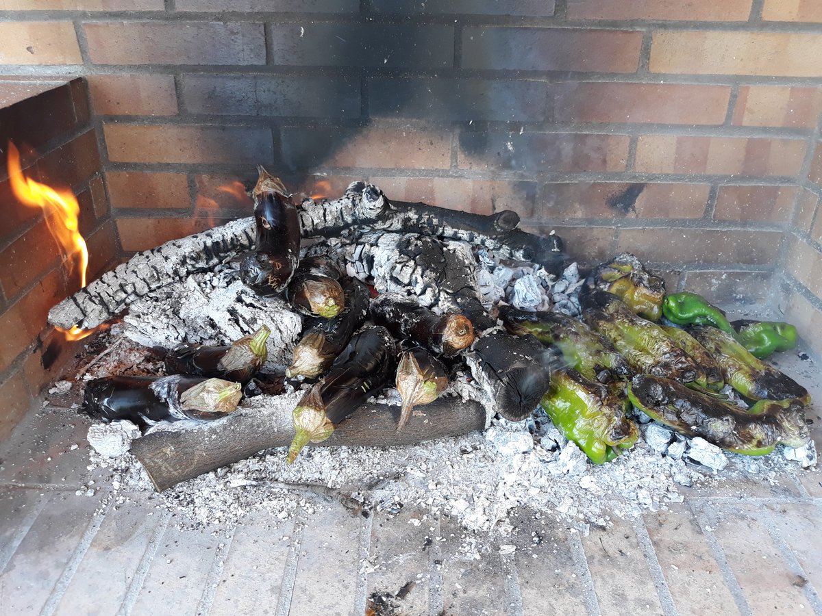 BlanchCarlos's tweet photo. La #cuina amb llenya és tradició, és passió, és estima i és compartir. Cuinar amb #productesdeproximitat, que van de la terra al foc i del foc al plat, és xalar amb la #cuinatortosina, la #cuinadelesterresdelEbre i la #cuinacatalana 
Bon dissabte 👨‍🍳🍻 https://t.co/BeDb7N7QgA