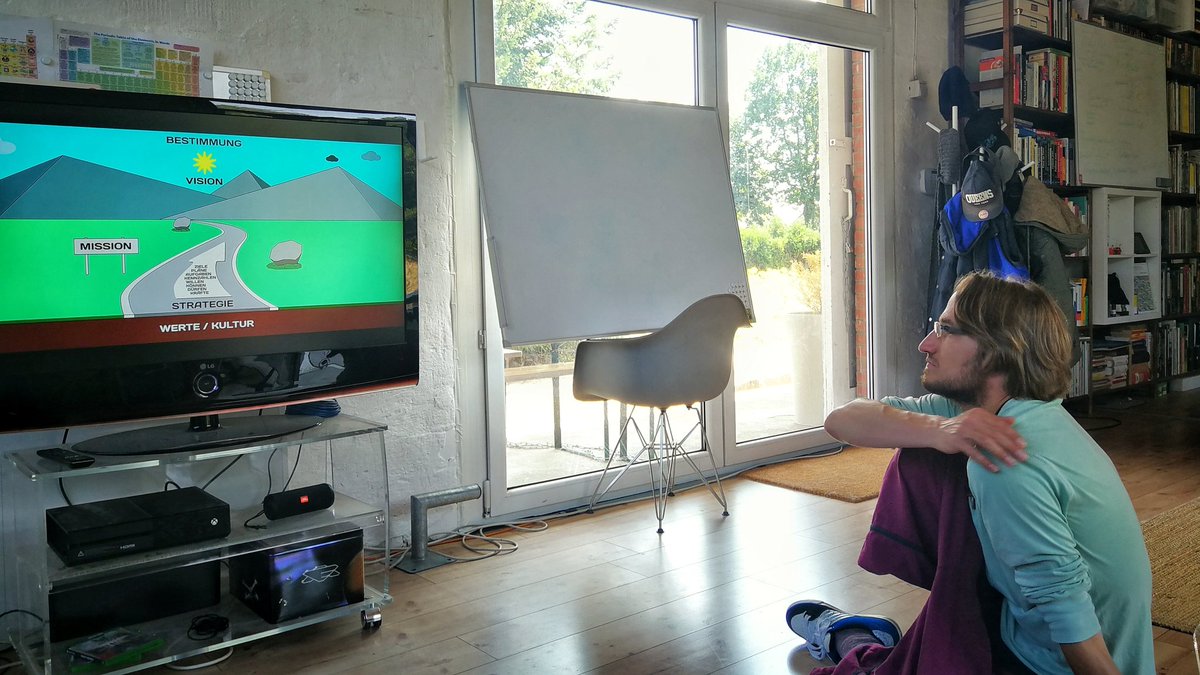 Der Hitze (und der technischen Möglichkeiten) wegen sind wir nach drinnen migriert. Gegenseitige Präsentation von Methoden und dann ein kurzer Break mit kreativem Spaziergang zu den nahen Hügelgräbern. #ivfsf #verband #scifi #fantasy #Gaming #autorin