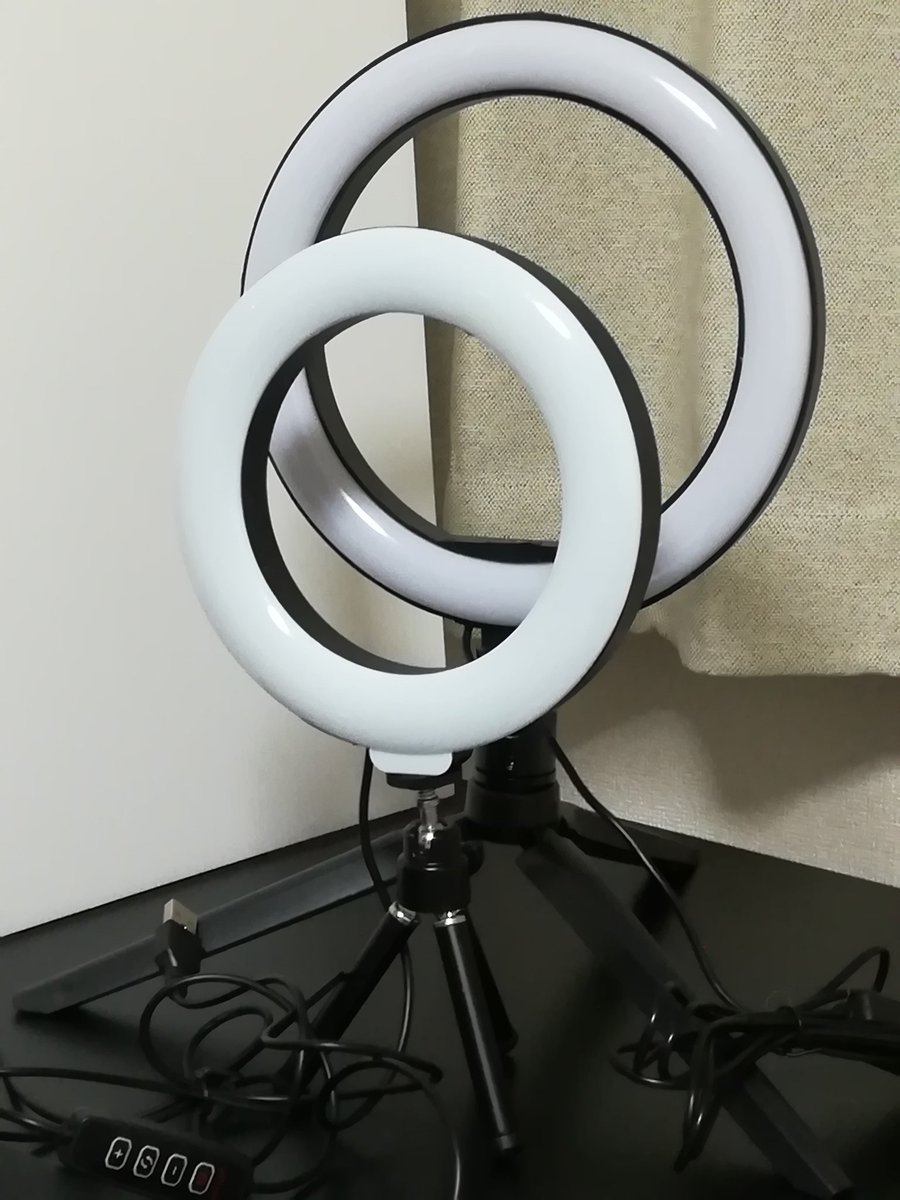 雑誌の付録のリングライト、リニューアル版買ったけどなんか光量落ちてるし色も一色はっきりしないしパワーダウンしてないかこれ 