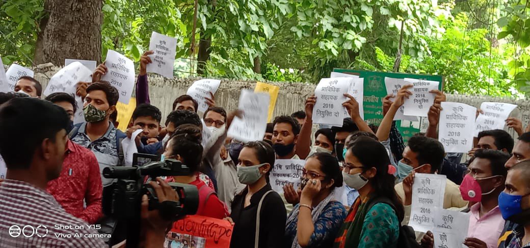 यूपी में AGTA भर्ती के चयनित अभ्यर्थियों को पिछले साल महाराज जी की बधाई तो मिल गयी पर नियुक्ति नहीं मिल सकी. 

पहली तस्वीर में बधाई वाला ट्वीट है और दूसरी में एक साल से बधाई लिए फिर रहे नियुक्ति के लिए धरना देते युवा…  <a href="/myogiadityanath/">Yogi Adityanath</a> <a href="/priyankagandhi/">Priyanka Gandhi Vadra</a> 

#UPSSSC_AG_TA
