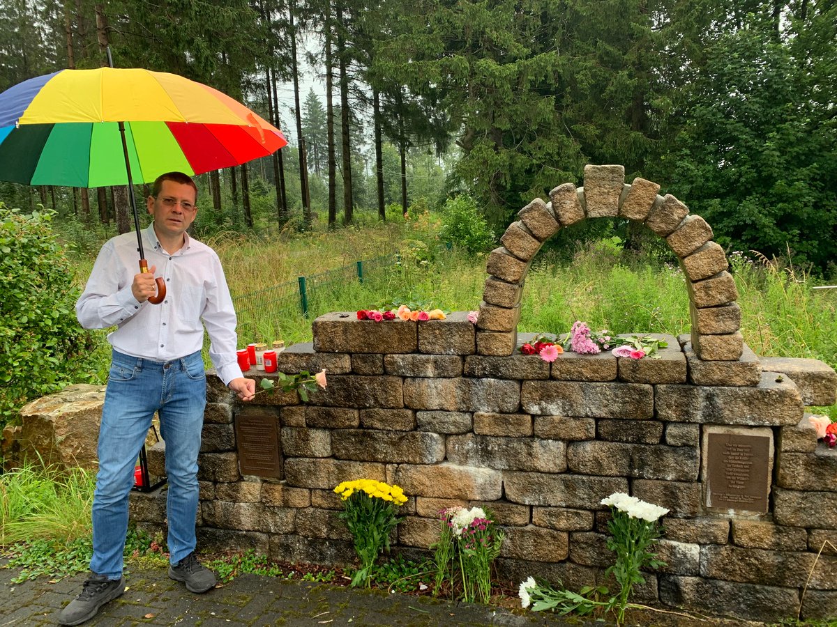 DonnerwetterDe's tweet image. #Wetter erster Regen nach der Unwetternacht an #Ahr , Eifel und Venn. Aktuell keine Probleme. Blumen und Kerzen schmücken das Denkmal für die Opfer von Naturkatastrophen in #Hellenthal #Eifel 
donnerwetter.de/wetter-aktuell…