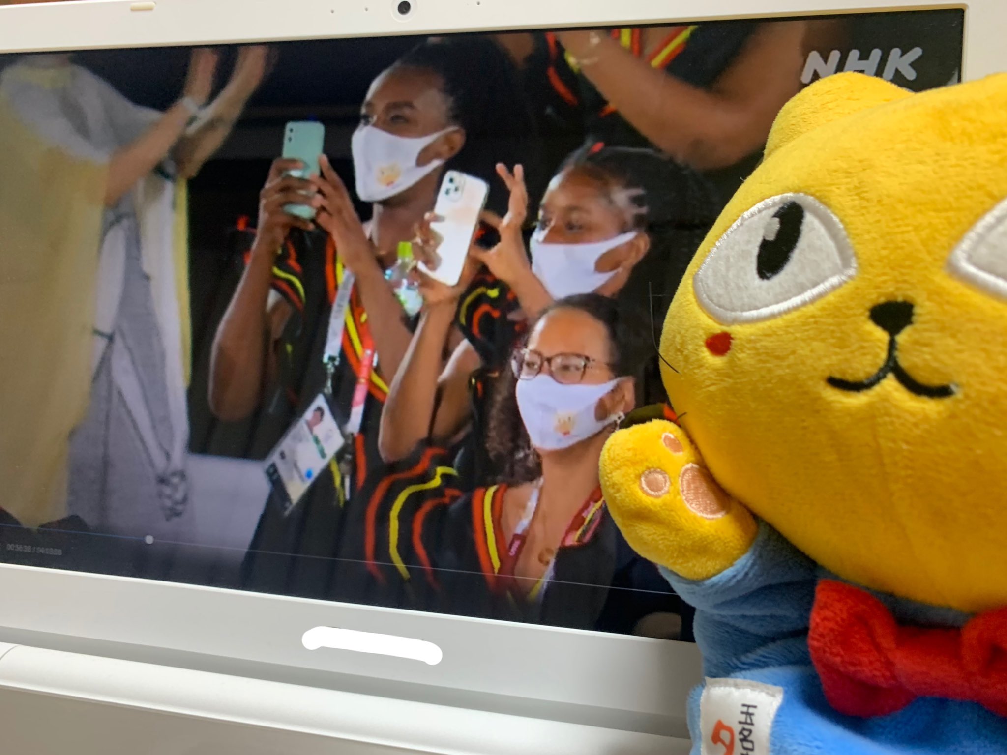 タマにゃん まだ興奮が冷めないにゃん ボクのマスクをつけて 開会式に出てくれたアンゴラ選手団 の優しさに胸が温かくなったにゃん アンゴラ 女子ハンドボール 明日7 25 日 14 15