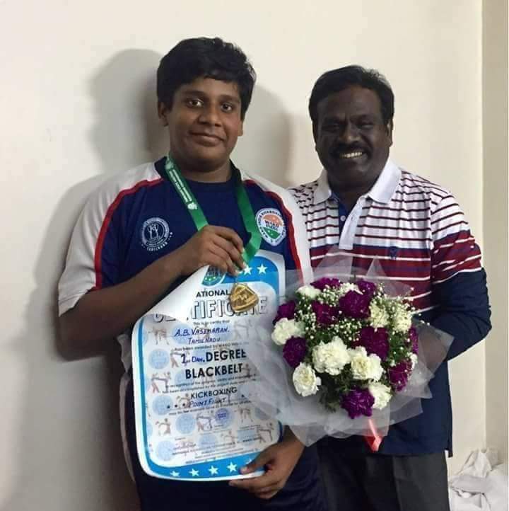 Karigalamallan's tweet photo. பாமக வழக்கறிஞர் பாலு அவர்களின் இளைய மகன்  #வசீகரன் அவர்கள் உலக அளவில் நடந்த ஜூனியர் கிக் பாக்சிங் போட்டியில் தங்கம் வென்று இந்தியாவிற்கு பெருமை சேர்த்தார்,

தங்கம் வென்ற  குத்துச்சண்டை வீரர் வசீகரன் அவர்களுக்கு இந்திய அஞ்சல் துறை தபால் தலை வெளியீடு செய்து பெருமை படுத்தியுள்ளது! https://t.co/jU2PR8aDOa