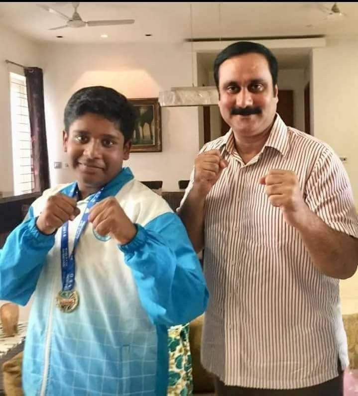Karigalamallan's tweet photo. பாமக வழக்கறிஞர் பாலு அவர்களின் இளைய மகன்  #வசீகரன் அவர்கள் உலக அளவில் நடந்த ஜூனியர் கிக் பாக்சிங் போட்டியில் தங்கம் வென்று இந்தியாவிற்கு பெருமை சேர்த்தார்,

தங்கம் வென்ற  குத்துச்சண்டை வீரர் வசீகரன் அவர்களுக்கு இந்திய அஞ்சல் துறை தபால் தலை வெளியீடு செய்து பெருமை படுத்தியுள்ளது! https://t.co/jU2PR8aDOa