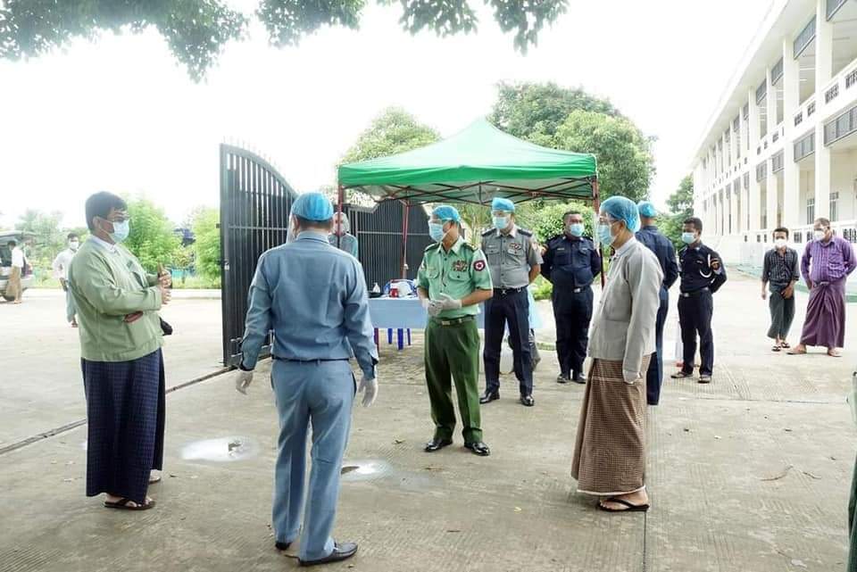 mei41155581's tweet photo. NayPyiTaw municipality announced today that they will not accept and diagnose the patients with severe COVID-19 symptoms . Before , they said anyone( suspected or normal ) can come to #Leway stadium and be diagnosed . And now , they cancelled again!
#July24Coup https://t.co/m337bUPtY1