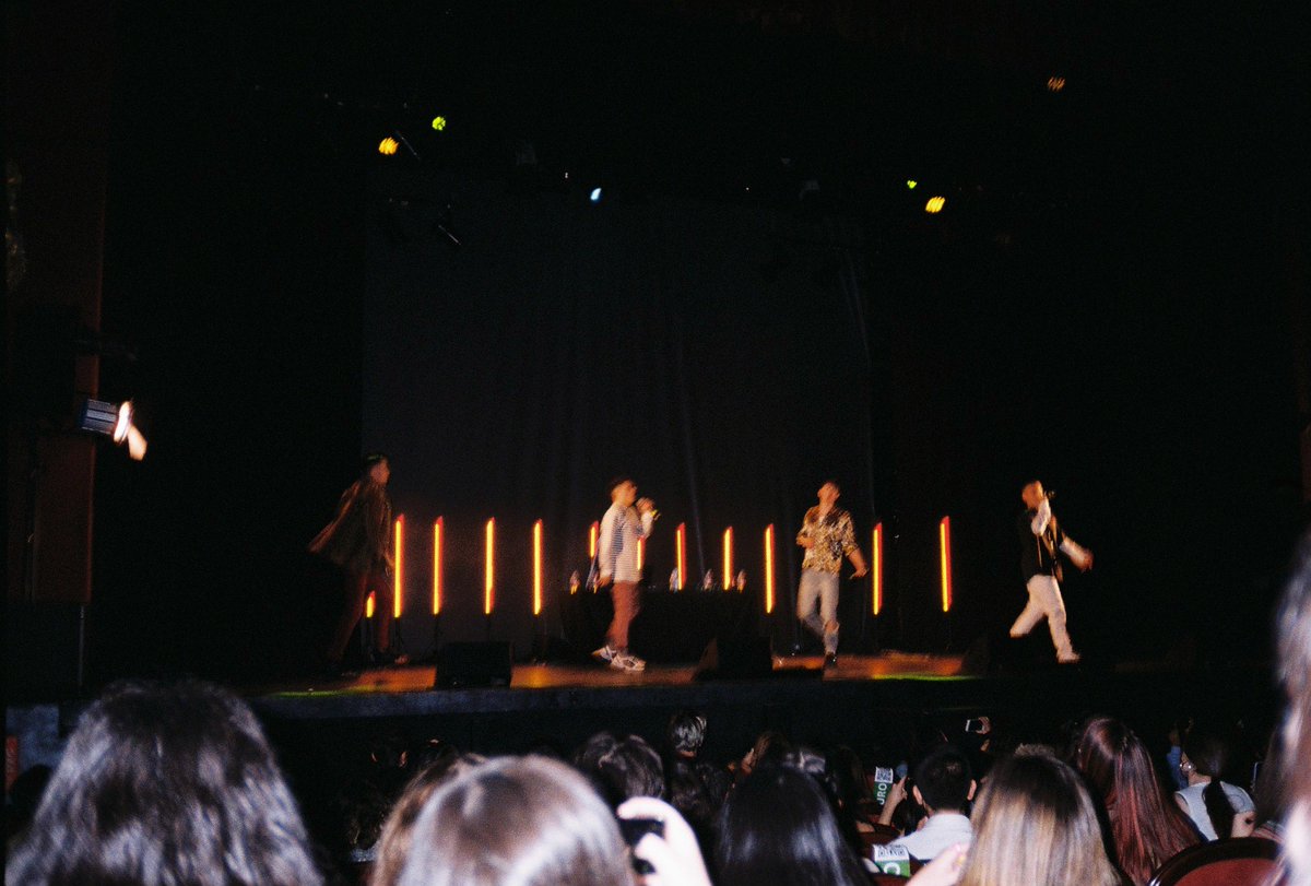 BaenaLucia's tweet photo. Se me ocurrió hacer fotos con cámara analógica en un concierto de @Go_Roneo 
El resultado es lamentable 💔 https://t.co/bKgRgmpftm