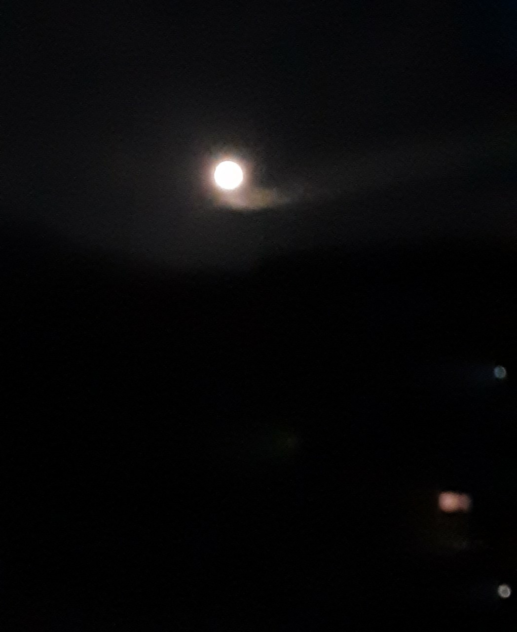 ウェザーニュース 今宵は満月 バックムーン 今日のお月さまは満月 Buckmoon 男鹿月 です 今夜は北海道から九州北部にかけての広い範囲で満月を楽しむことができそうです また 満月と土星の共演にも注目です T Co Wyoljgx6