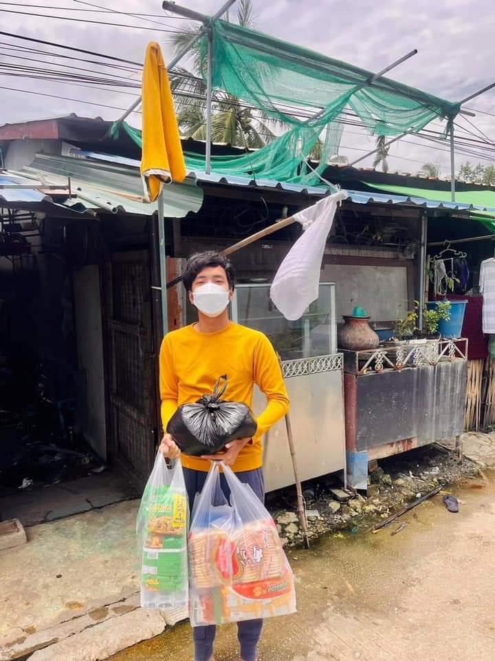 b3rry_y's tweet photo. Youths donated various medicines and money to houses which are raising white and yellow flags in Yangon.What a wonderful donation 🥺❤️
#WhatsHappeningInMyanmar
#July24Coup https://t.co/TUQjqbTccj