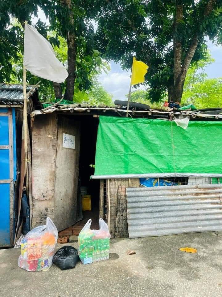 b3rry_y's tweet photo. Youths donated various medicines and money to houses which are raising white and yellow flags in Yangon.What a wonderful donation 🥺❤️
#WhatsHappeningInMyanmar
#July24Coup https://t.co/TUQjqbTccj