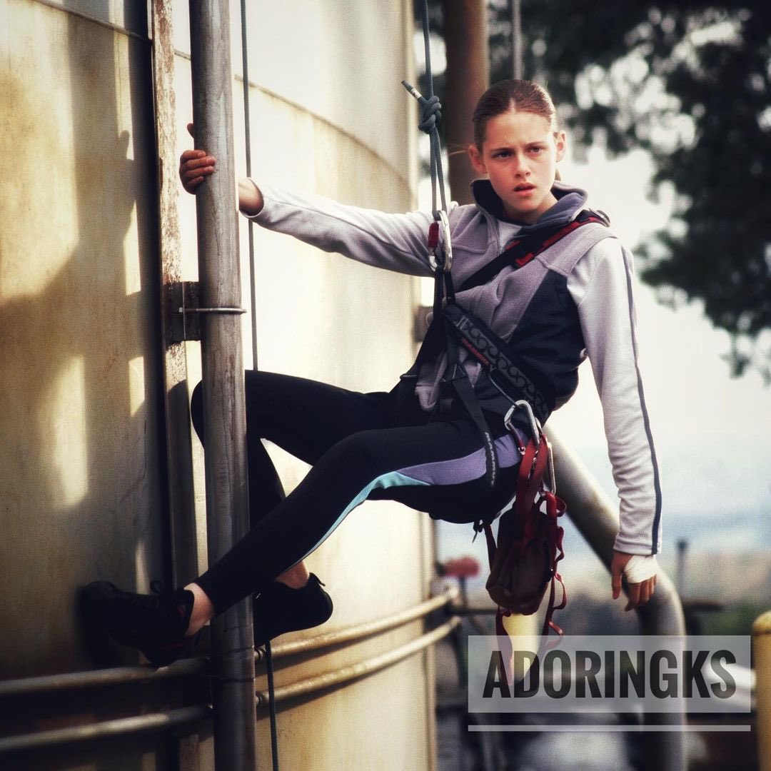 AdoringKS's tweet photo. #kristenstewart #maxthieriot #corbinbleu #catchthatkid #moviestills 💛 https://t.co/xA90LJ789Z https://t.co/da0umF4I0q