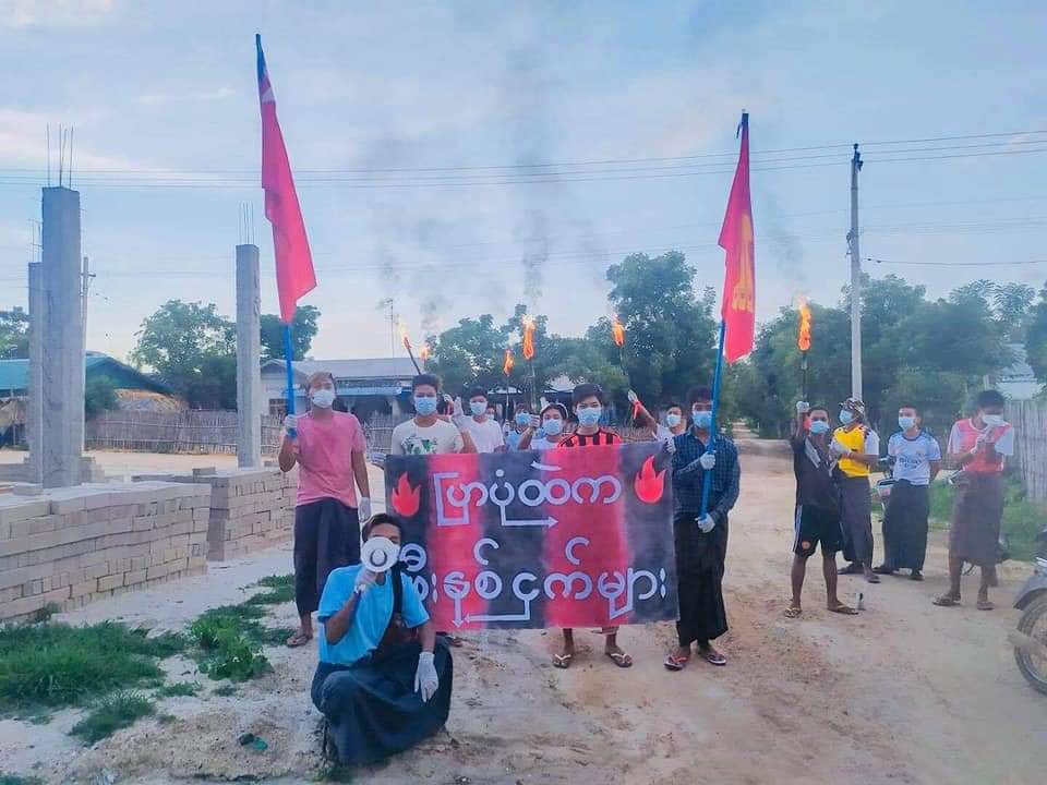 chomphuu_334's tweet photo. Locals from #TaungLat District,
AyarTaw Tsp marched with flaming touches chanted anti-coup slogans against the Military Dictatorship on this evening.

FREE OUR PRISONERS

#WhatsHappeningInMyanmar
#July24Coup https://t.co/PT2X6Dvrn8