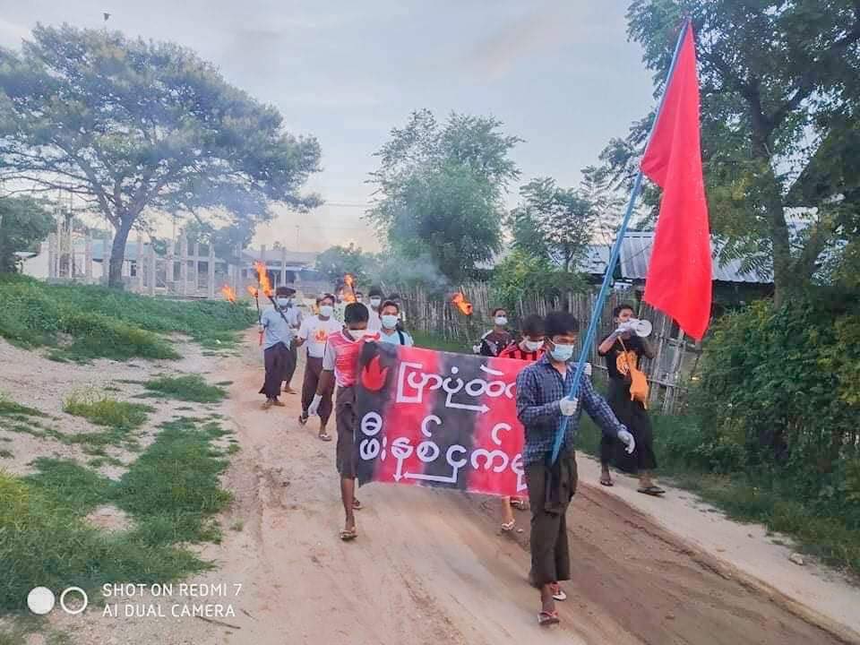 chomphuu_334's tweet photo. Locals from #TaungLat District,
AyarTaw Tsp marched with flaming touches chanted anti-coup slogans against the Military Dictatorship on this evening.

FREE OUR PRISONERS

#WhatsHappeningInMyanmar
#July24Coup https://t.co/PT2X6Dvrn8