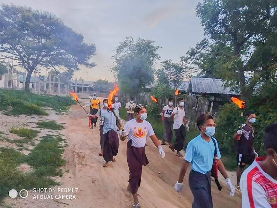 chomphuu_334's tweet photo. Locals from #TaungLat District,
AyarTaw Tsp marched with flaming touches chanted anti-coup slogans against the Military Dictatorship on this evening.

FREE OUR PRISONERS

#WhatsHappeningInMyanmar
#July24Coup https://t.co/PT2X6Dvrn8