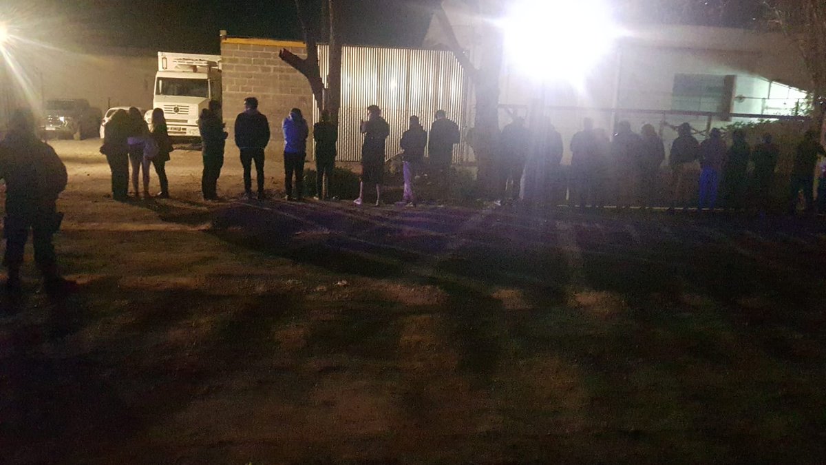 jorgeylaradio's tweet photo. #Madryn #Clandestina #Desactivada
Personal de Comisaría 2° desactivó una fiesta ilegal en la zona del Parque Liviano. en un local de Bolivia y Brasil 39 mayores y 8 menores participaban de un encuentro social clandestino. https://t.co/t1NORU0Wff