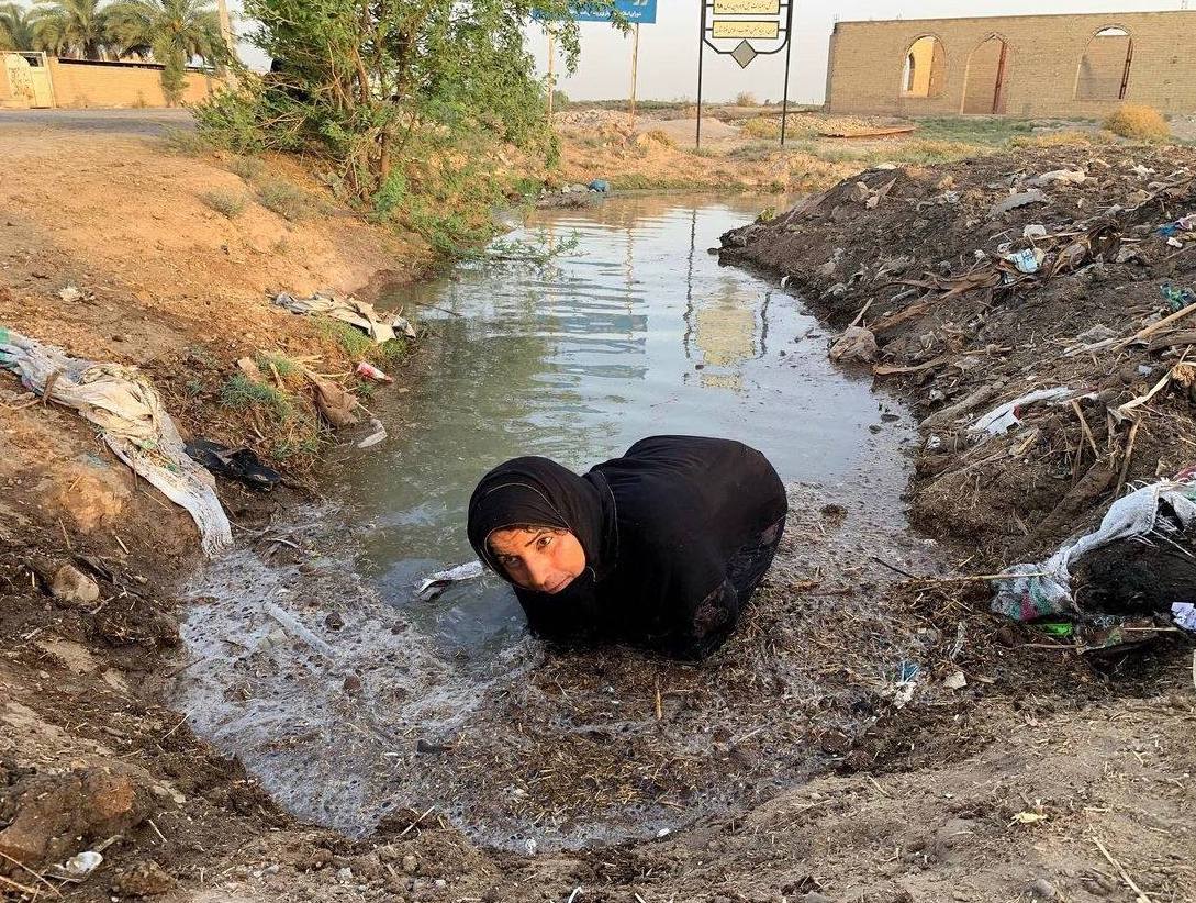 این عکس یلدا معیری از منطقه خسرج خوزستان نه مال پانزده سال پیش است نه سی سال پیش. مربوط به اول مرداد ۱۴۰۰ است و خودش در توضیح عکس نوشته که «‌سلوا لطیفی ۴۵ ساله در حال تلاش برای باز کردن راه آب است. این آب باید به مزرعه او برسد تا خشک نشود.»