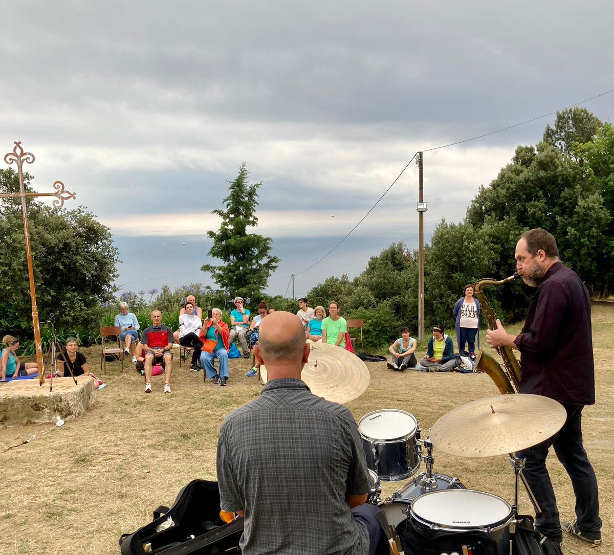 ParcoBeigua's tweet photo. Sunrise trekking &amp; concert questa mattina nel #Beigua Geopark!
Giulia e Greta hanno accompagnato un bel gruppo di escursionisti a Castagnabuona per assistere a un concerto jazz, primo appuntamento della stagione, in collaborazione con @varazze. Ad agosto si replica! https://t.co/PKuiRK62sz