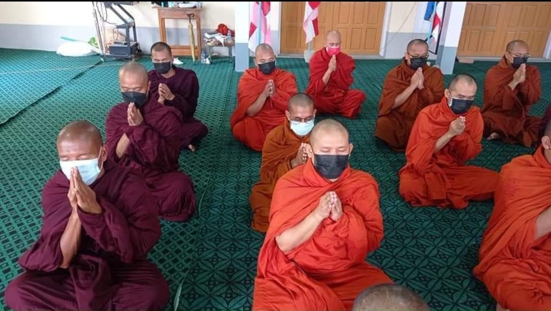 Hanchel7's tweet photo. Buddhist Monks from Mandalay Sangha Union protested against the military dictatorship and prayed daily for the safety of the Myanmar people.

FREE OUR PRISONERS

#July24Coup 
#ICRC_SaveMyanmarPrisoners
#WhatsHappeningInMyanmar https://t.co/Rf0izntR8w